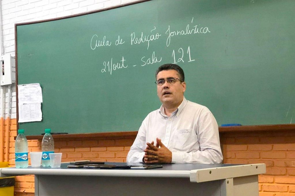 Comunicação é a base da estratégia na política