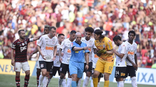 Flamengo Goleia Ceará e bate recorde de vitórias na entrega da taça do brasileirão