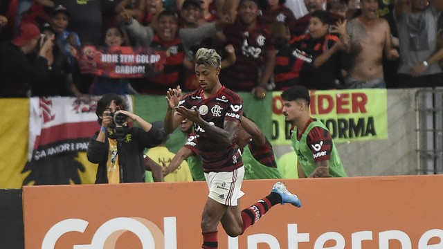 Clássico é clássico! Rivalidade é inspiração em jogo de oito gols e duas viradas, Flamengo e Vasco empatam no Maracanã