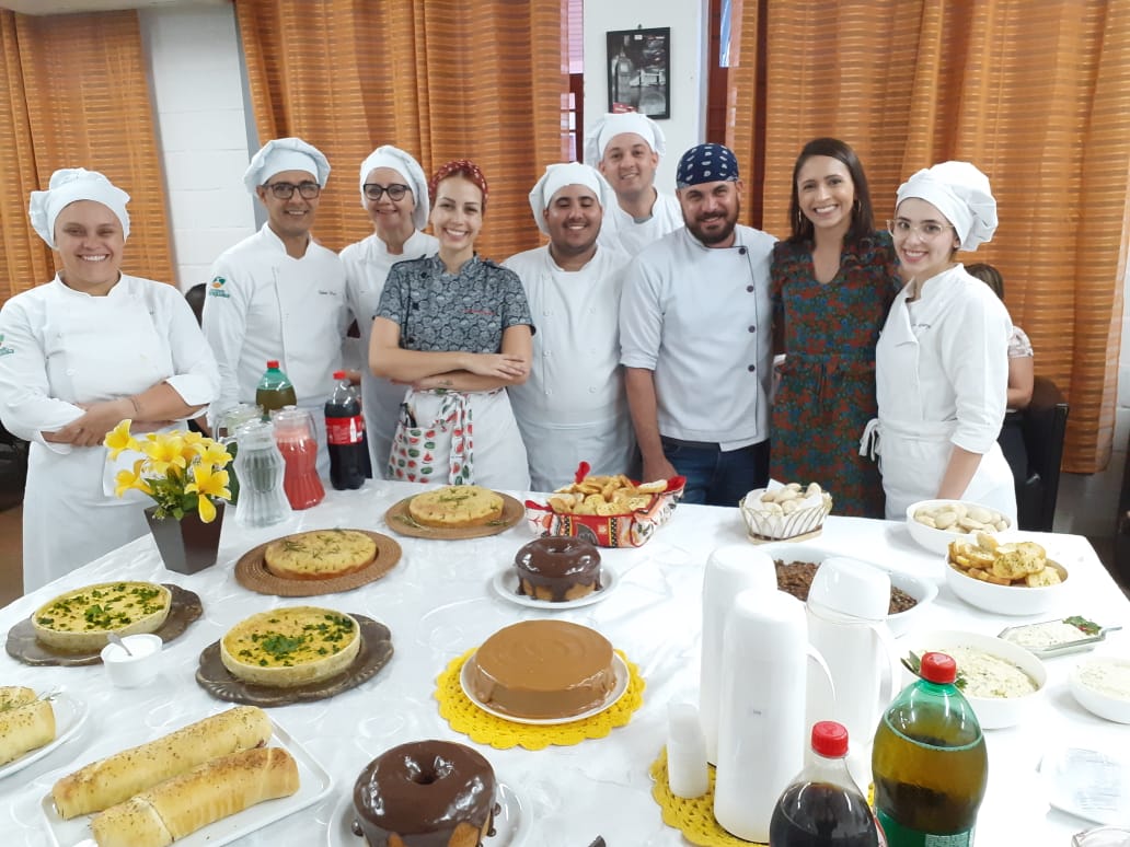 Alunos de Gastronomia da FARA homenageiam professores pelo seu dia