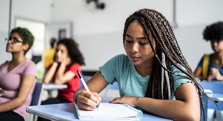 “Não acredito que esse tipo de proposta traga muitos benefícios”, afirma professora sobre Novo Ensino Médio