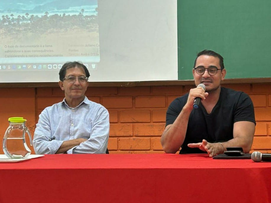 Os cineasta Leandro Cunha e Fábio Teófilo iniciando o debate após a exibição do documentário/ Foto: Kamila Sena / Uniaraguaia
