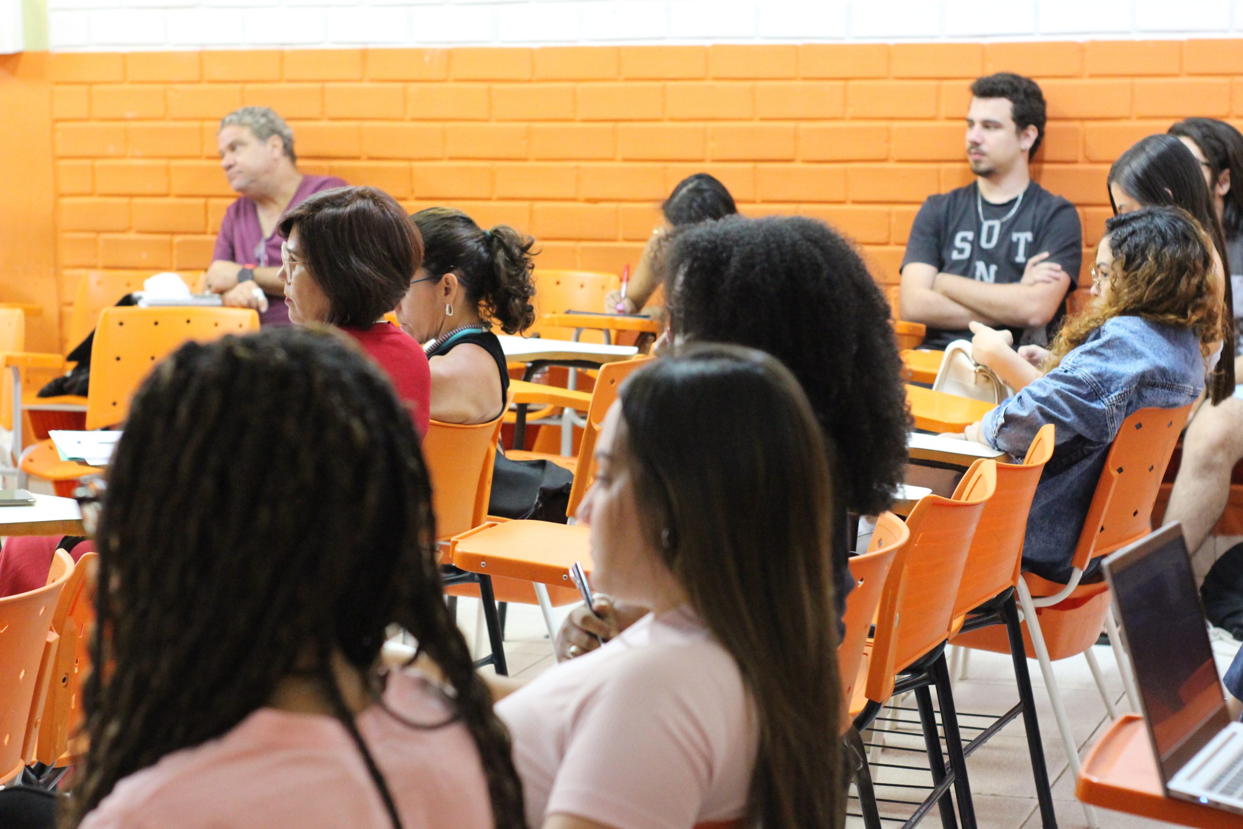 Alunos de Jornalismo e Publicidade e Propaganda participaram da mesa-redonda | Foto: Geisa Peixoto/Uniaraguaia