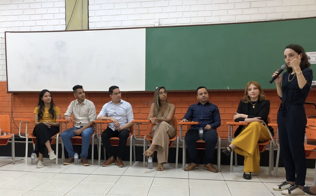 Professora Josiane Alves introduzindo os alunos egressos da Uniaraguaia | Foto: Geisa Peixoto/Uniaraguaia