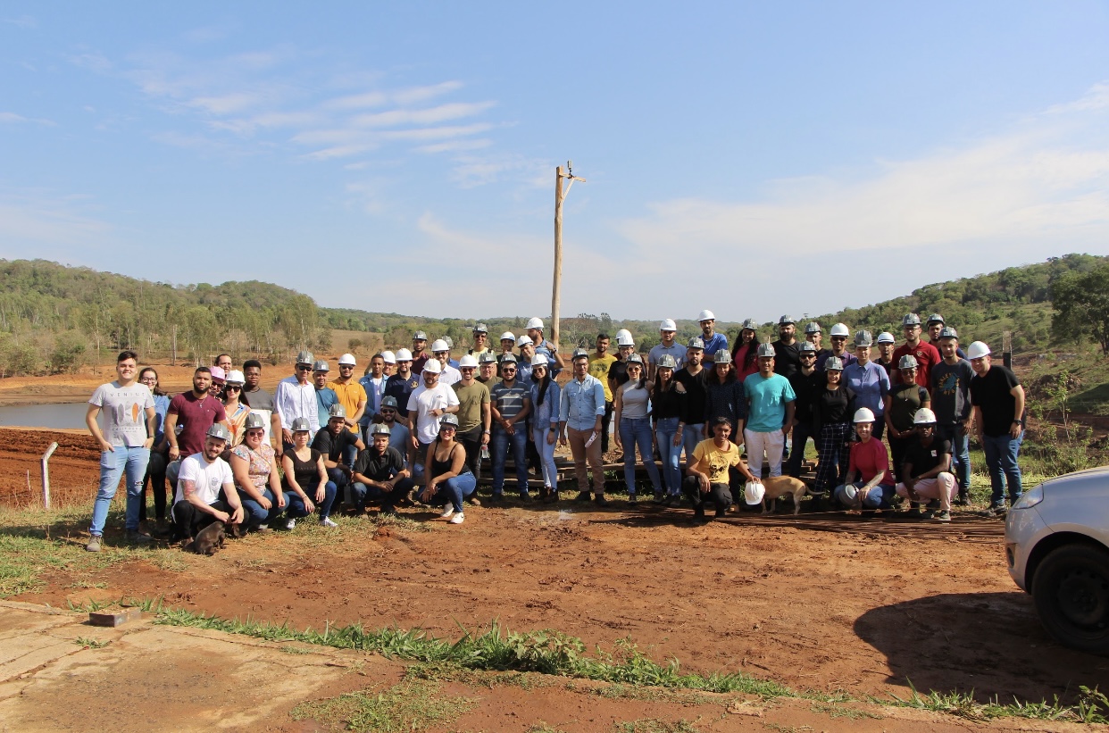 Professores e alunos realizaram visita técnica à obra da Barragem Bom Sucesso | Foto: Uniaraguaia