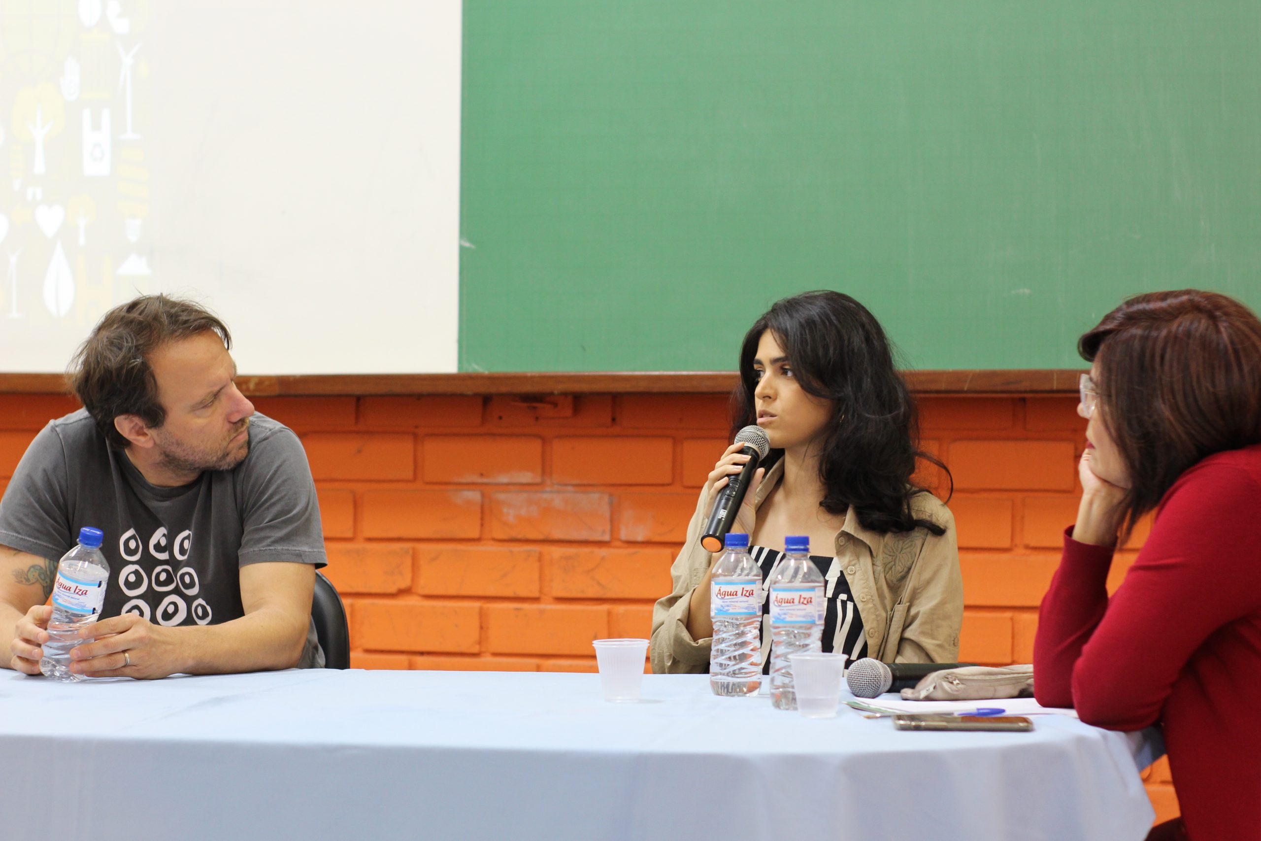 Pedro Novaes, Jordana Oliveira debateram sobre diversos tópicos da pauta com a coordenadora dos cursos de comunicação, Viviane Maia | Foto: Geisa Peixoto/Uniaraguaia