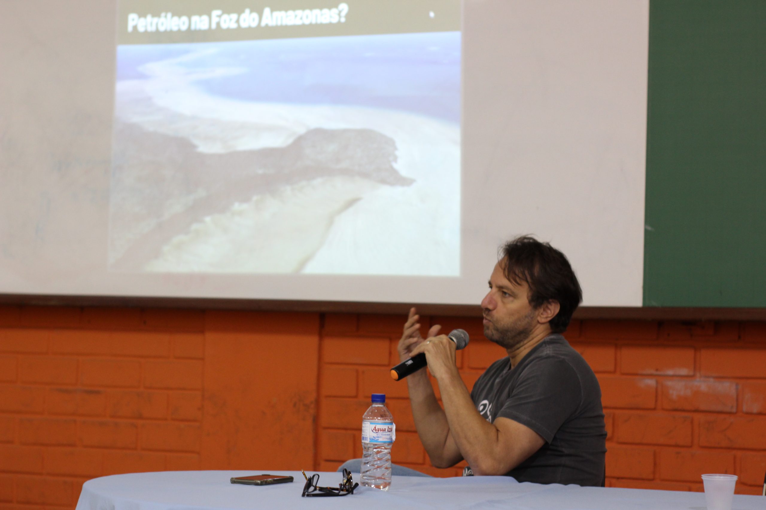 Pedro Novaes discutiu com os alunos sobre a disputa entre a Petrobras e o Ibama na região da Foz do Amazonas | Foto: Geisa Peixoto/Uniaraguaia