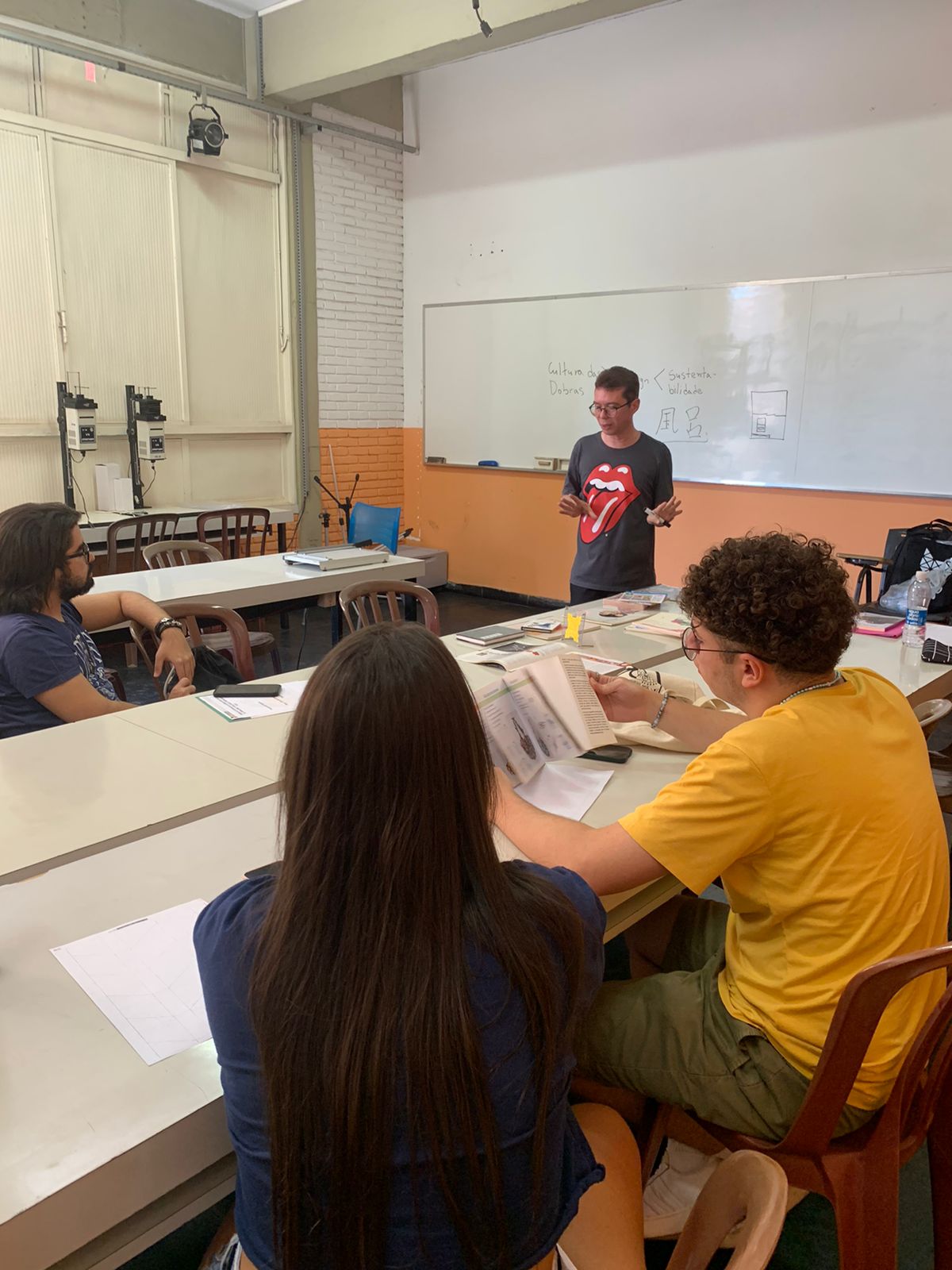 Na oficina "Cultura das dobras e sustentabilidade", alunos aprenderam sobre tradições orientais | Foto: Uniaraguaia