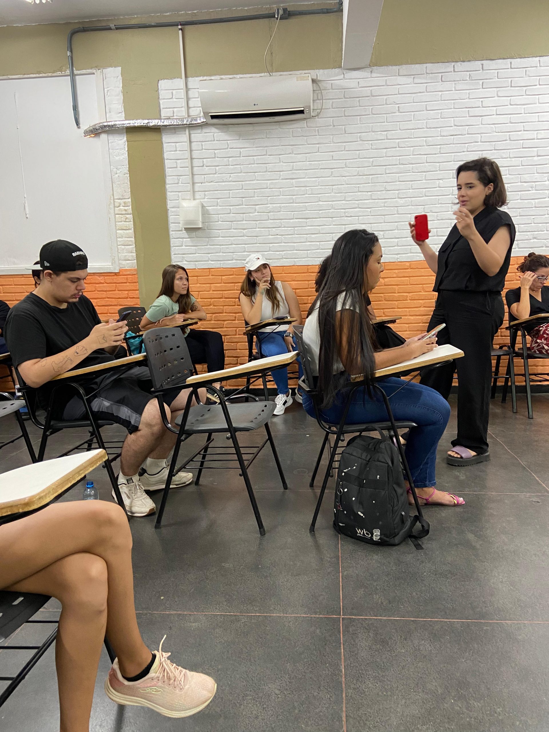 Na oficina "Mobgrafia: conceito e prática!, os alunos aprenderam a como tirar boas fotos com os celulares | Foto: Uniaraguaia