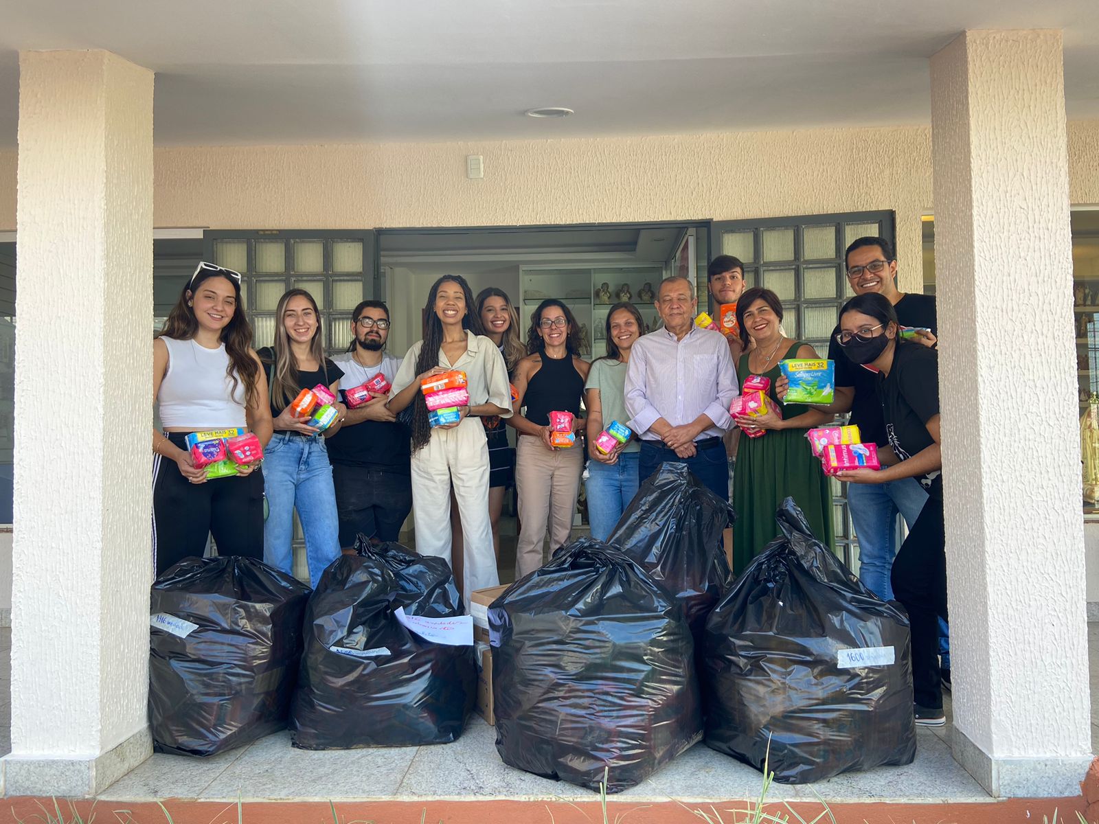 Alunos e professores de Jornalismo e Publicidade e Propaganda fizeram a entrega na Paróquia | Foto: Geisa Peixoto/Uniaraguaia